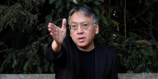 Kazuo Ishiguro in seinem Garten