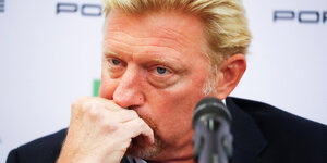Mann mit blonden Haaren guckt zerknautscht und stützt sich auf seine Faust - es ist Boris Becker