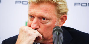 Mann mit blonden Haaren guckt zerknautscht und stützt sich auf seine Faust - es ist Boris Becker