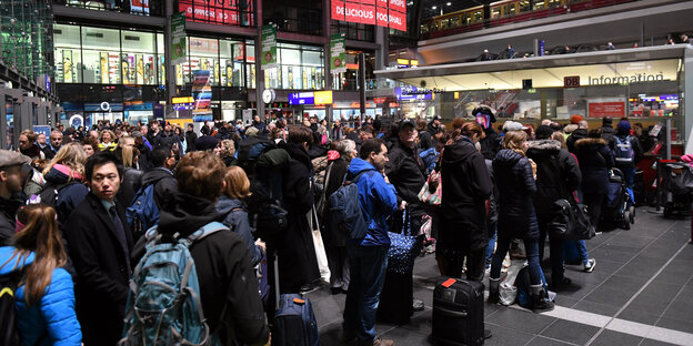 Hauptbahnhof am Freitagmorgen Hauptbahnhof am Freitagmorgen