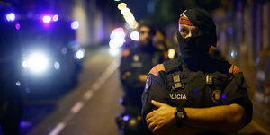 Katalanische Polizisten stehen vor Baracken der Polizeieinheit „Guardia Civil“