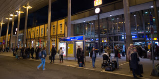 Viele Menschen vor einem Bahnhof