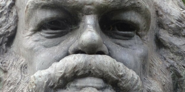 Eine Statue zeigt das Gesicht eines Mannes mit buschigen Augenbrauen und einen buschigen Schnurrbart