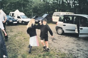 Heidi Benneckenstein als Kind, sie spielt ein Abklatschspiel mit einem Jungen Heidi Benneckenstein als Kind, sie spielt ein Abklatschspiel mit einem Jungen