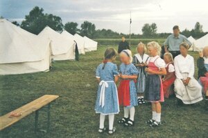 Kinder in traditionellen Kleidern auf einem Neonazi-Zeltlager Kinder in traditionellen Kleidern auf einem Neonazi-Zeltlager