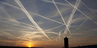 Kondensstreifen von Flugzeugen am Himmel