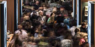 Viele Besucher laufen auf der Buchmesse in Frankfurt herum