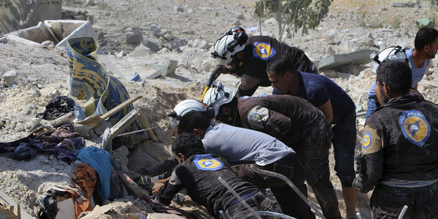 Helfer im Einsatz nach einem Luftangriff in Idlib