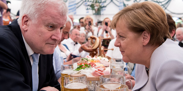 Seehofer und Merkel bei Bier in einem Bierzelt