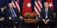 Recep Tayyip Erdoğan sitzt neben Donald Trump