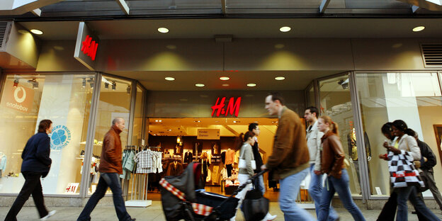 Passanten vor einer H&M-Filiale