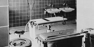 Eine schwarz-weiß Fotografie von einem Operationssaal