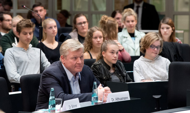 Bernd Althusmann sitzt neben Jugendlichen