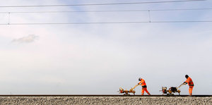 Arbeiter auf einer Bahnstrecke