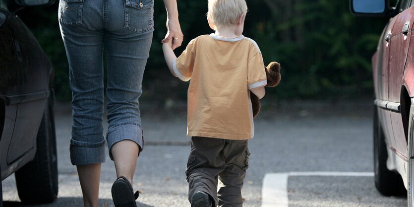 Mutter mit kleinem Jungen an der Hand