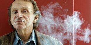 Ein Mann, Michel Houellebecq, raucht