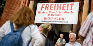 Protest vor einer Kirche für Peter Steudtner