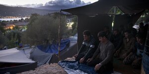 Muslimische Flüchtlinge beim Gebet auf Samos