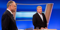Stephan Weil (SPD) und Bernd Althusmann (CDU) stehen im Fernsehstudio des NDR.