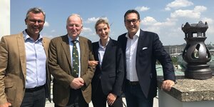 Zwei Politker der österreichischen FPÖ und zwei der deutschen AfD stehen zusammen für ein Gruppenbild
