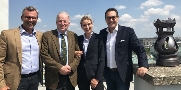 Zwei Politker der österreichischen FPÖ und zwei der deutschen AfD stehen zusammen für ein Gruppenbild