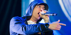 Ein Mann, Eminem, singt und gestikuliert