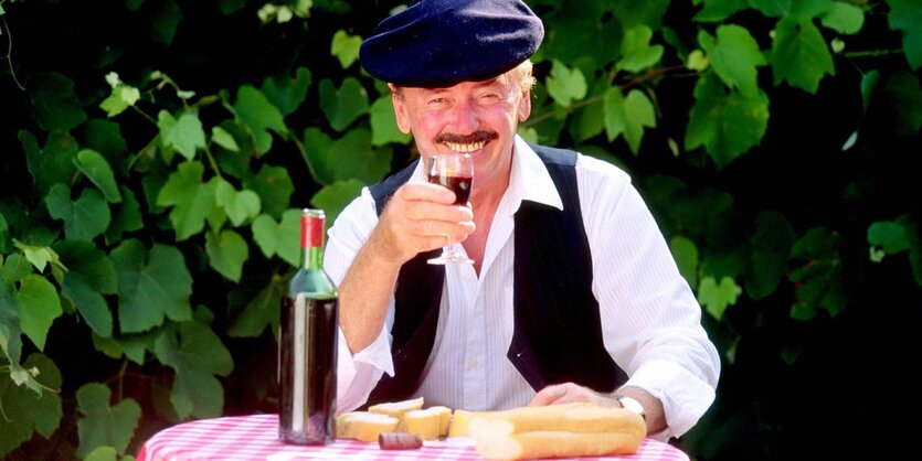 Ein Mann mit Wein und Baguette