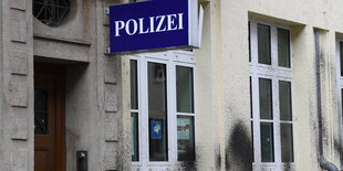 Eine Polizeiwache mit Farbe an der Hauswand