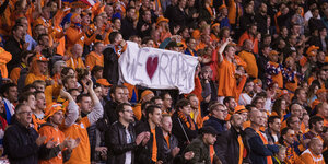 Niederländische Fans mit einem Transparent