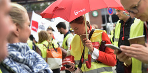 Air-Berlin-Mitarbeiterinnen mit rotem Schirm und Warnwesten protestieren