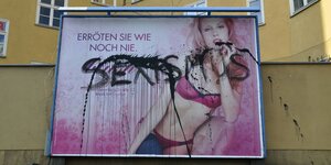 Mit Schriftzug Sexismus übermaltes Werbeschild