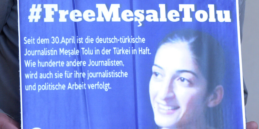 Eine Plakat mit dem Portrait von Mesale Tolu