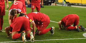 Fußballspieler knieen am Boden