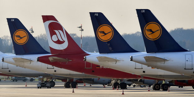 Flugzeuge der Lufthansa und der Air Berlin stehen auf dem Flughafen