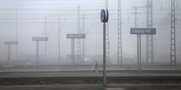Der Leipziger Bahnhof im Nebel