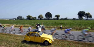 Viele Radfahrer und eine gelbe Ente