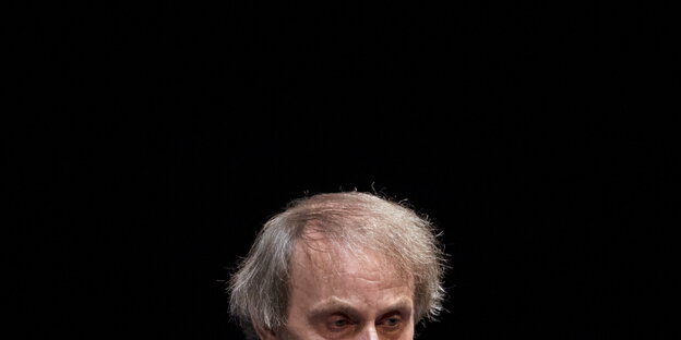 Angeschnittenes Houellebecq vor schwarzem Hintergrund
