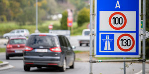 Ein Autobahnschild an der deutsch-österreichischen Grenze