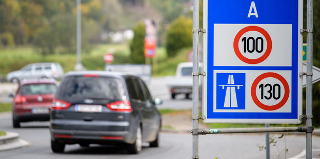 Ein Autobahnschild an der deutsch-österreichischen Grenze