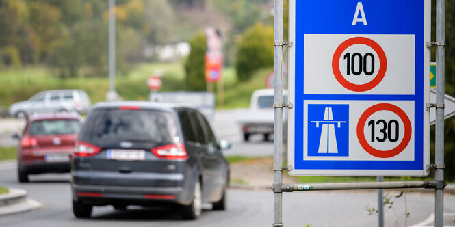 Ein Autobahnschild an der deutsch-österreichischen Grenze