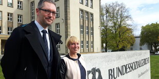 Ein Mann und eine Frau vor dem Bundessozialgericht