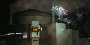 Feuerwerk über einem Atomkraftwerk