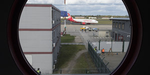 Air Berlin Flugzeug rollt auf Landebahn, Schwarzer Rand um das Flugzeug herum