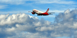 Ein Flugzeug vor Wolken