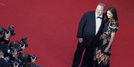 Harvey Weinstein, neben ihm Ambra Battilana Gzetierrez auf dem roten Teppich. Fotografen richten ihre Objektive auf die beiden