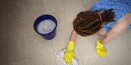 Eine Frau putzt