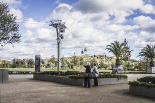 IGA-Besucher bestaunen die Seilbahn