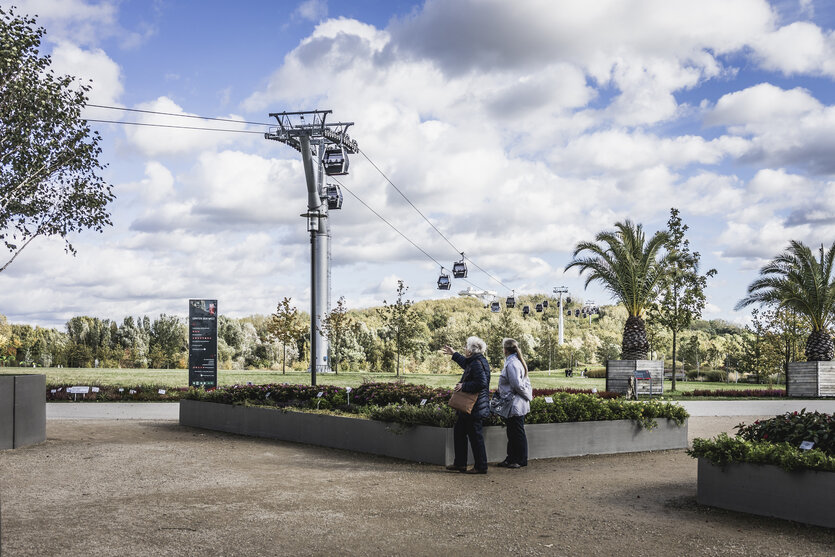 IGA-Besucher bestaunen die Seilbahn