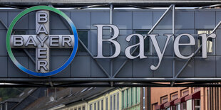 Schilder von Bayer und BASF