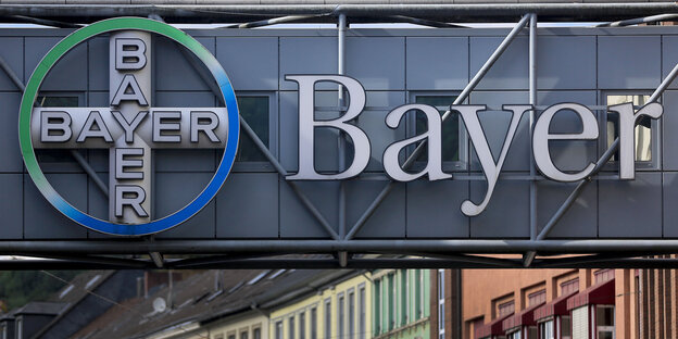 Schilder von Bayer und BASF